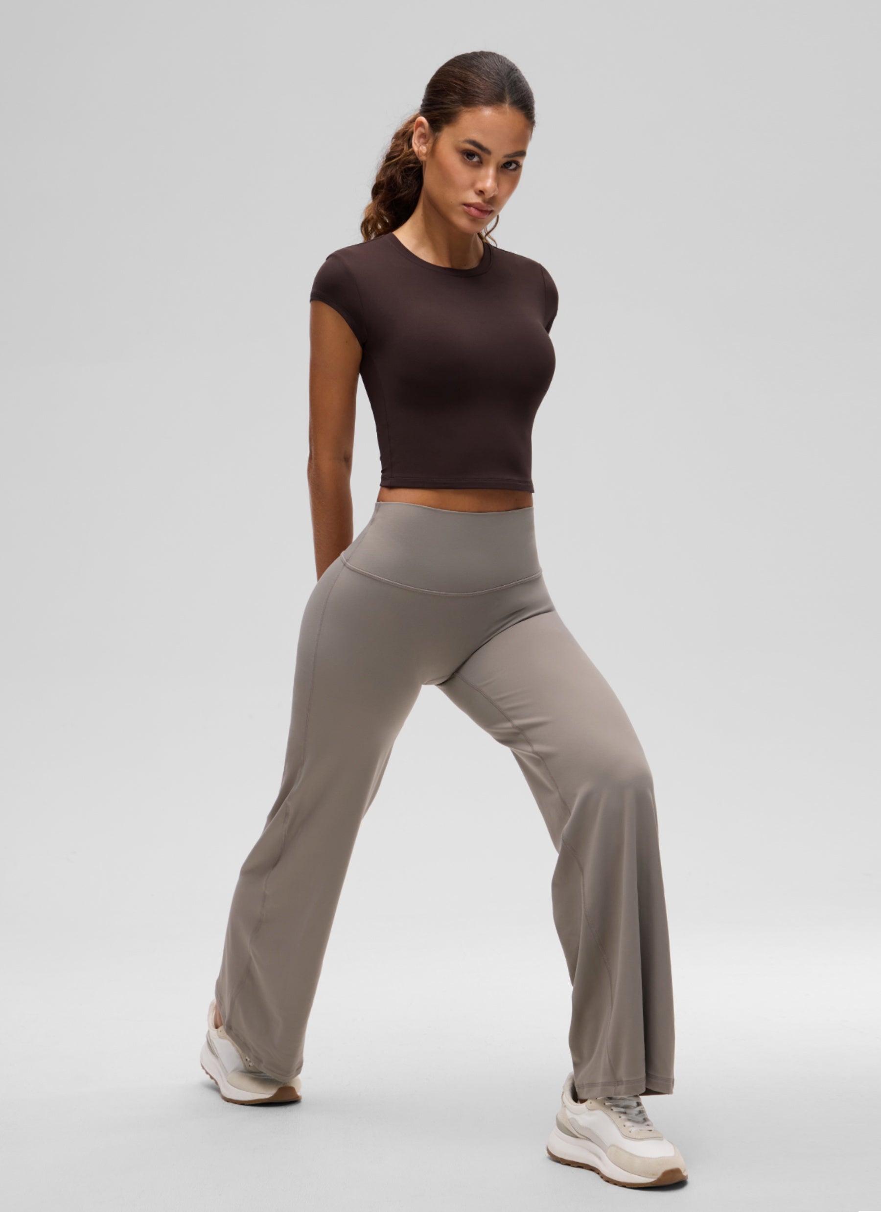 חולצת קרופ קצרה Softembrace Cap Sleeve - Hot Fudge Brown