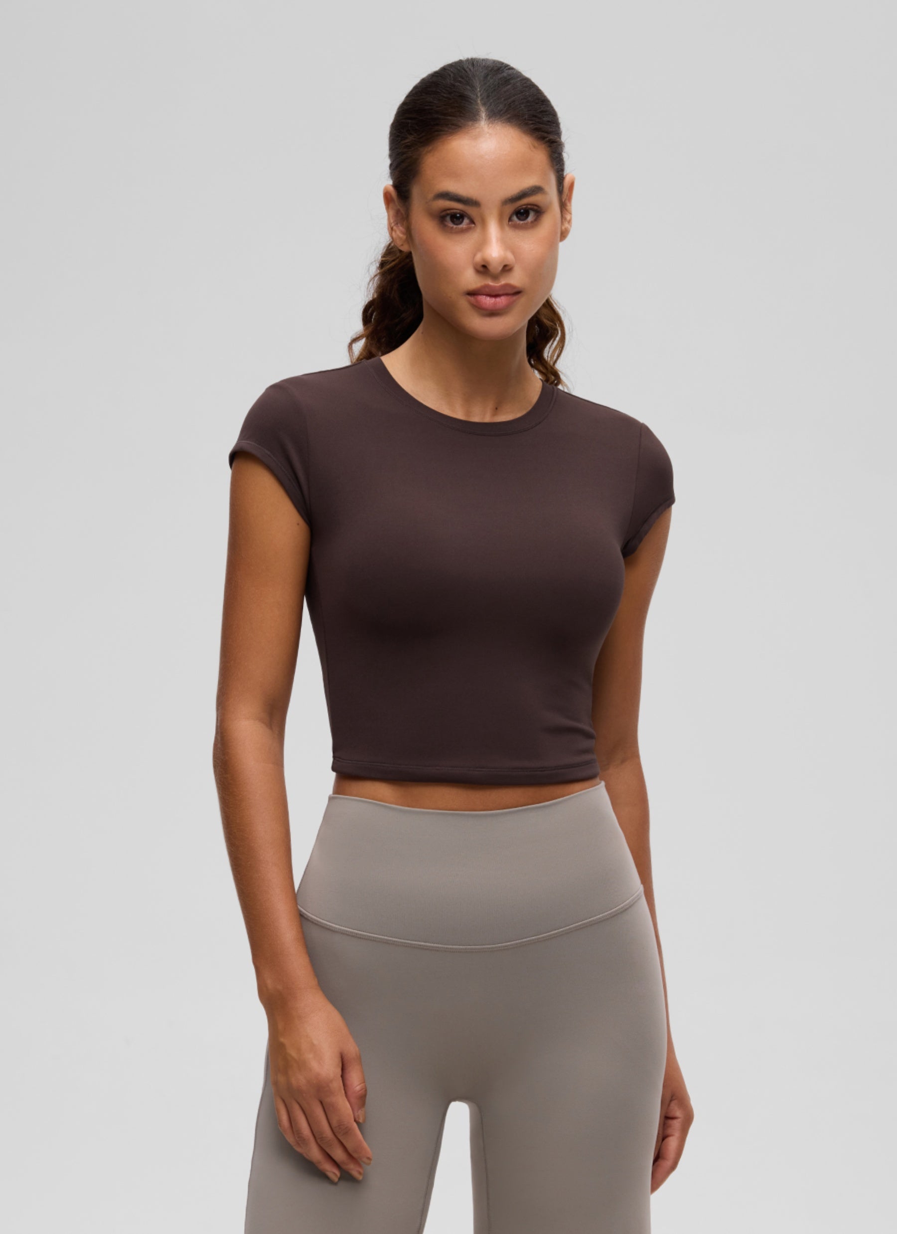 חולצת קרופ קצרה Softembrace Cap Sleeve - Hot Fudge Brown