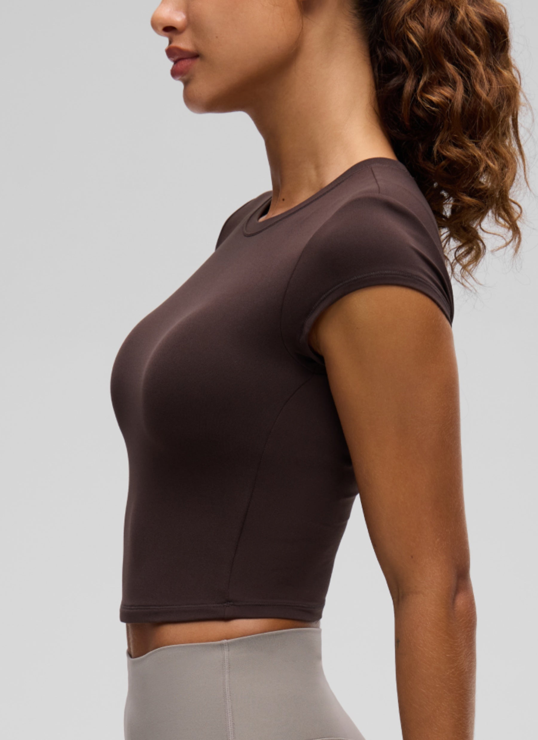 חולצת קרופ קצרה Softembrace Cap Sleeve - Hot Fudge Brown
