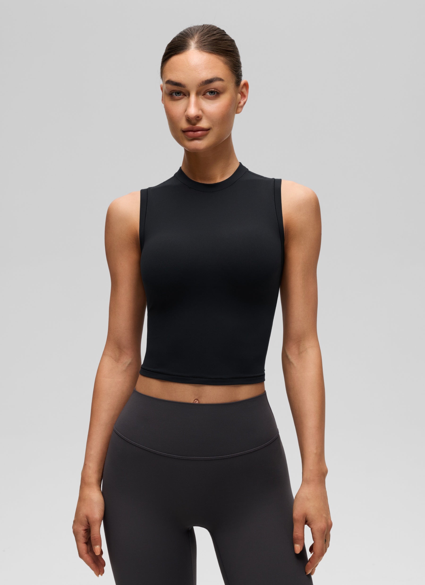 גופיית קרופ Softembrace High Neck Racerback - שחור