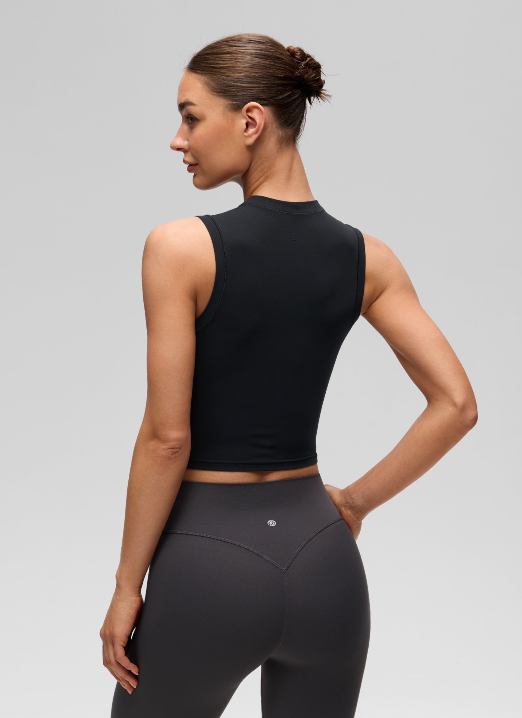 גופיית קרופ Softembrace High Neck Racerback - שחור