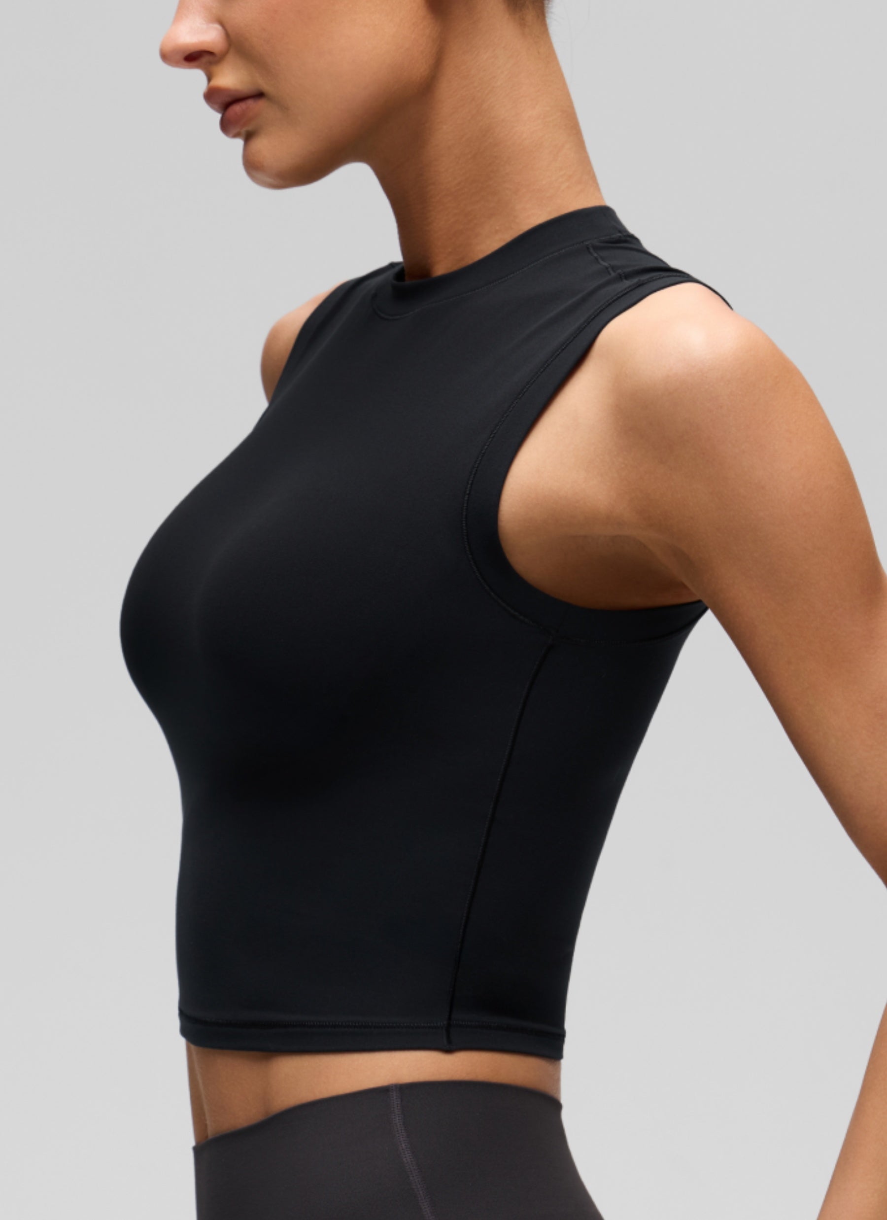גופיית קרופ Softembrace High Neck Racerback - שחור