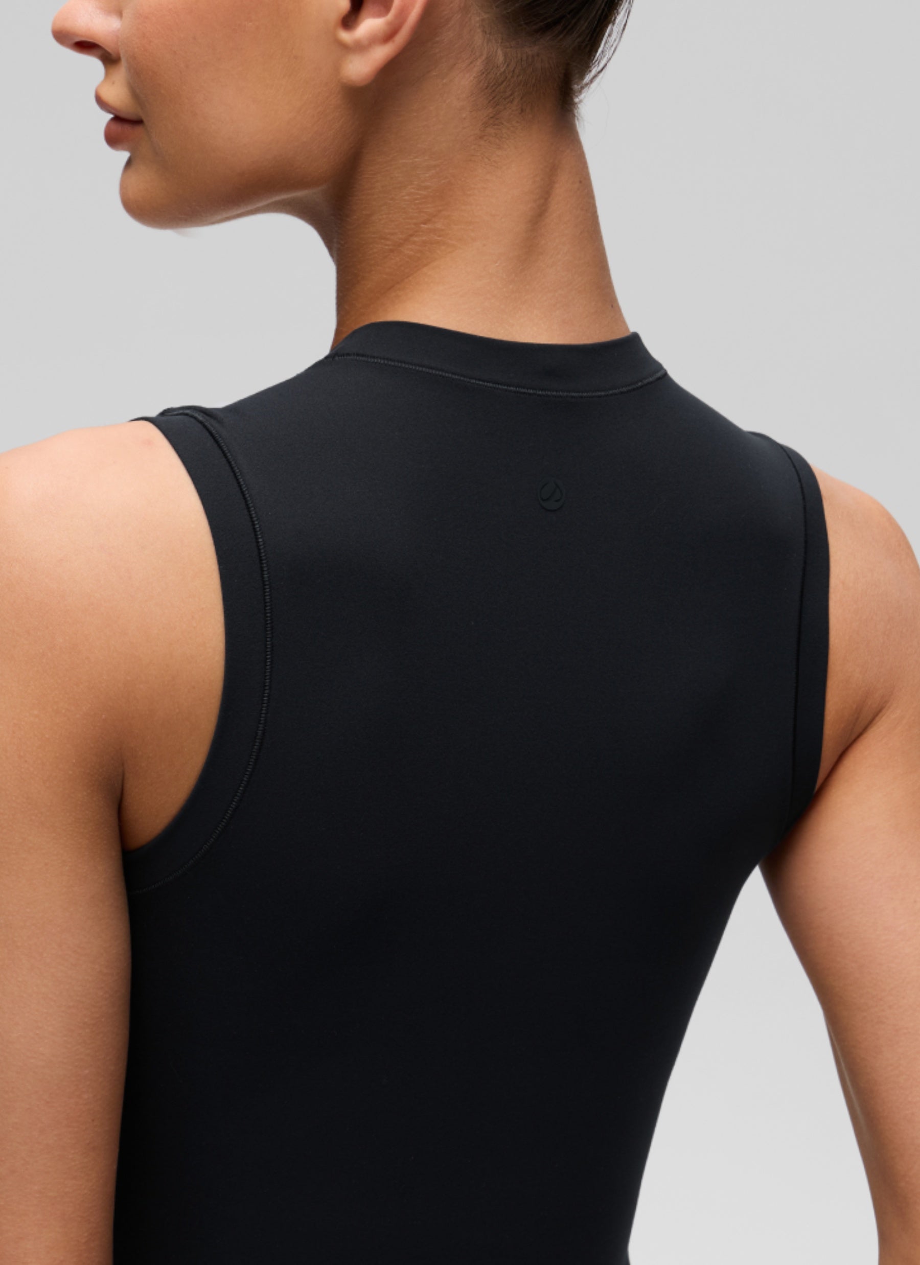 גופיית קרופ Softembrace High Neck Racerback - שחור