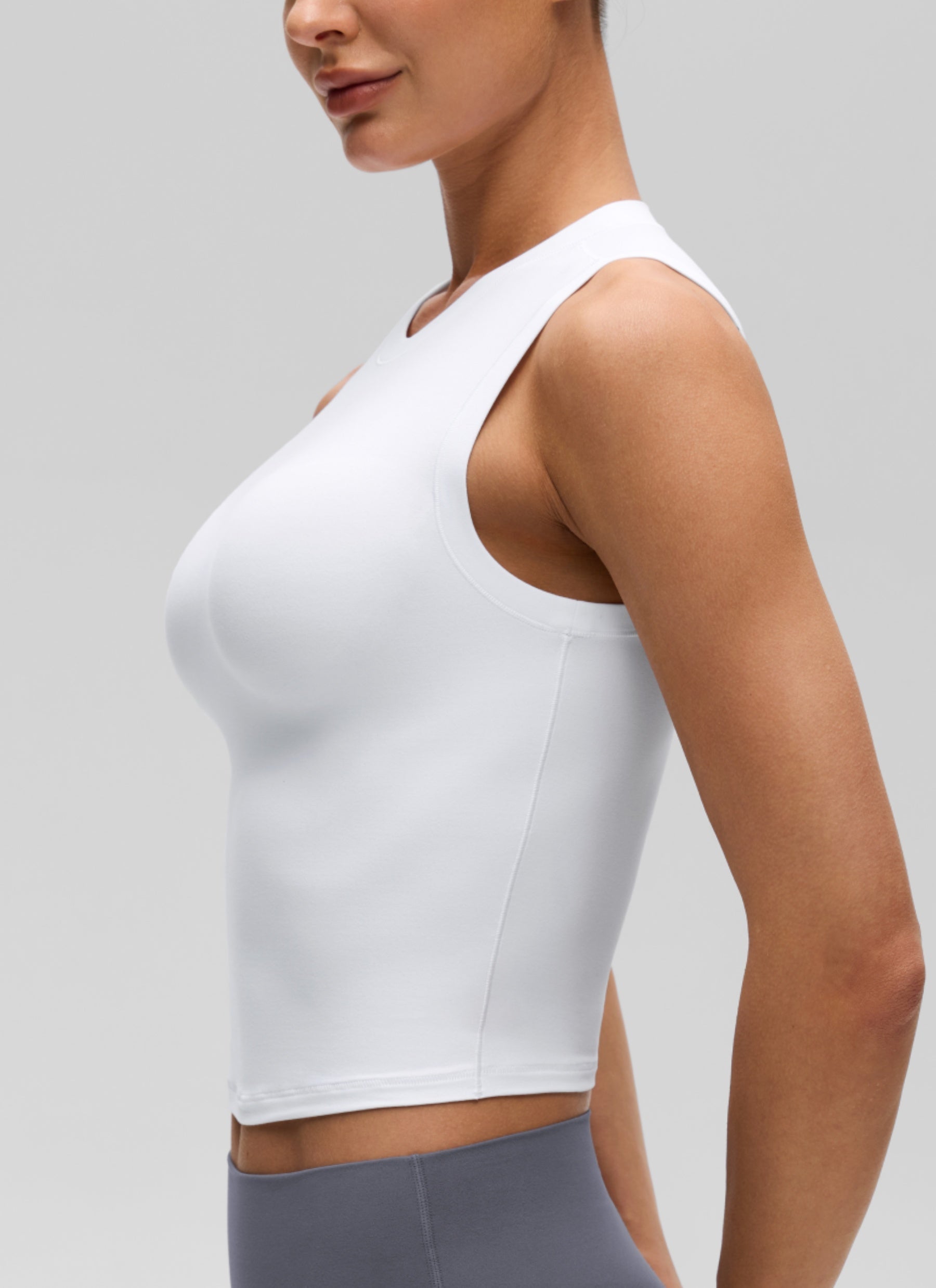 גופיית קרופ Softembrace High Neck Racerback - לבן