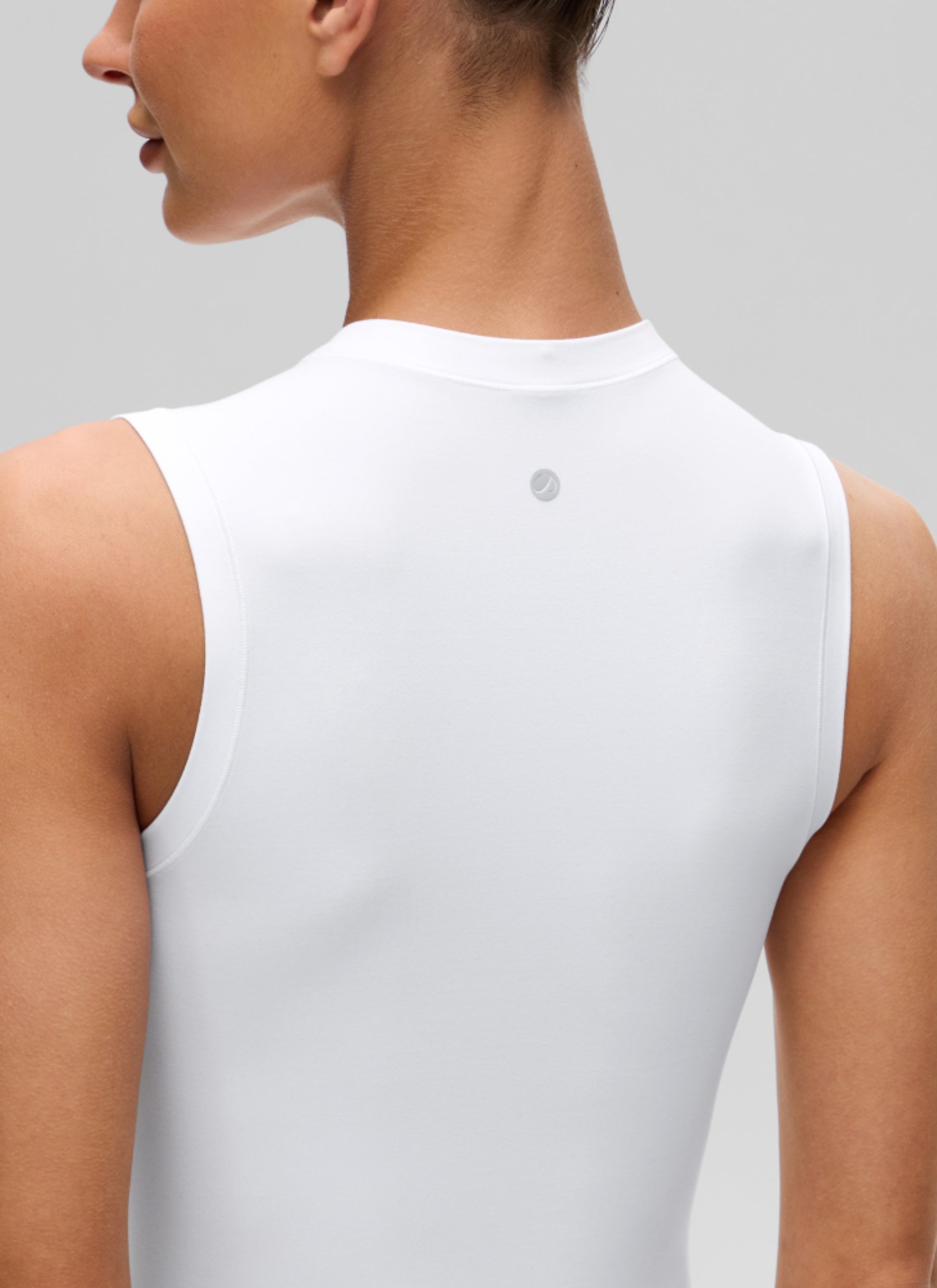 גופיית קרופ Softembrace High Neck Racerback - לבן