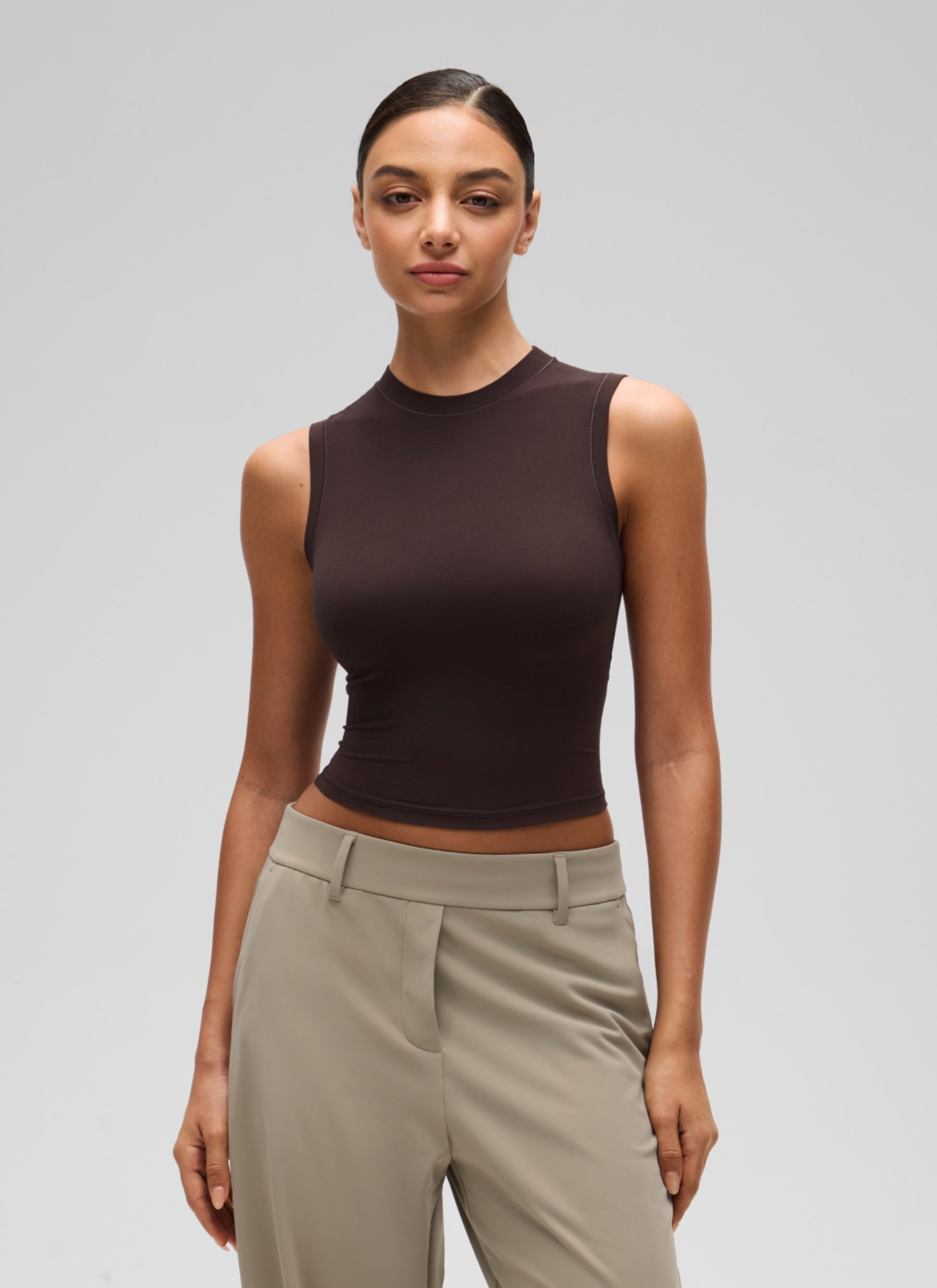 גופיית קרופ Softembrace High Neck Racerback - Hot Fudge Brown