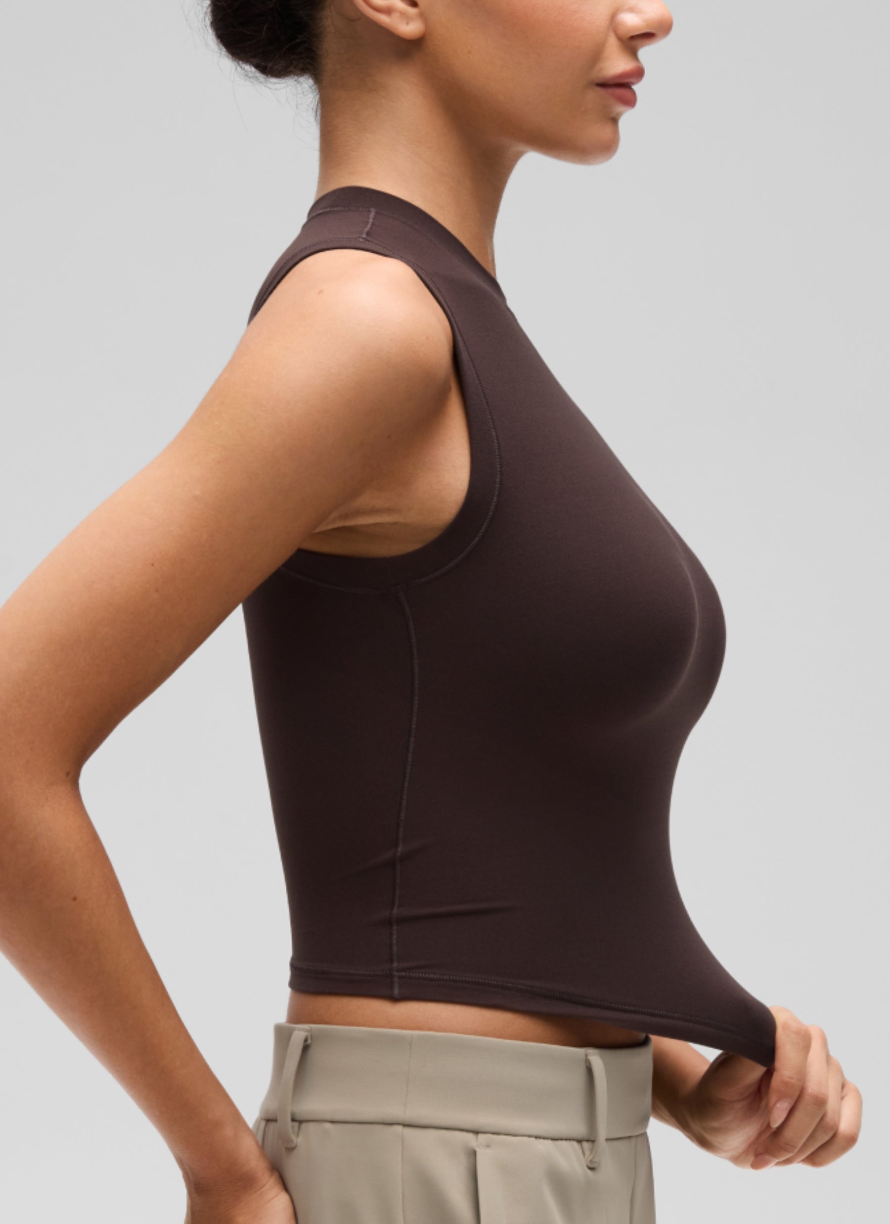 גופיית קרופ Softembrace High Neck Racerback - Hot Fudge Brown