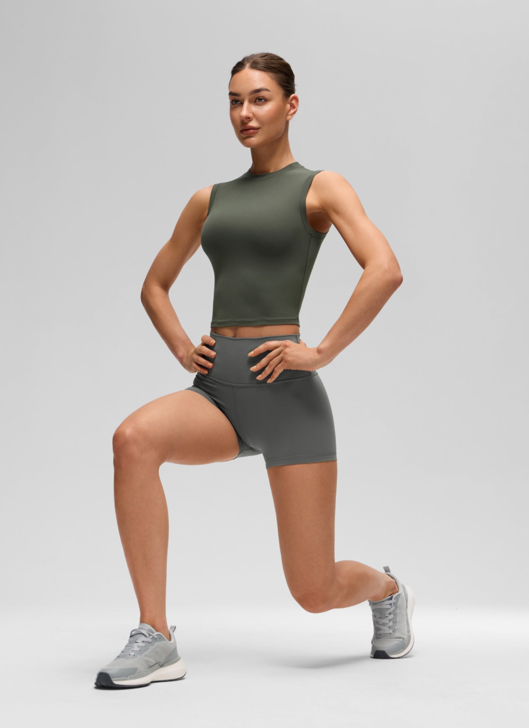 גופיית קרופ Softembrace High Neck Racerback - זית בהיר