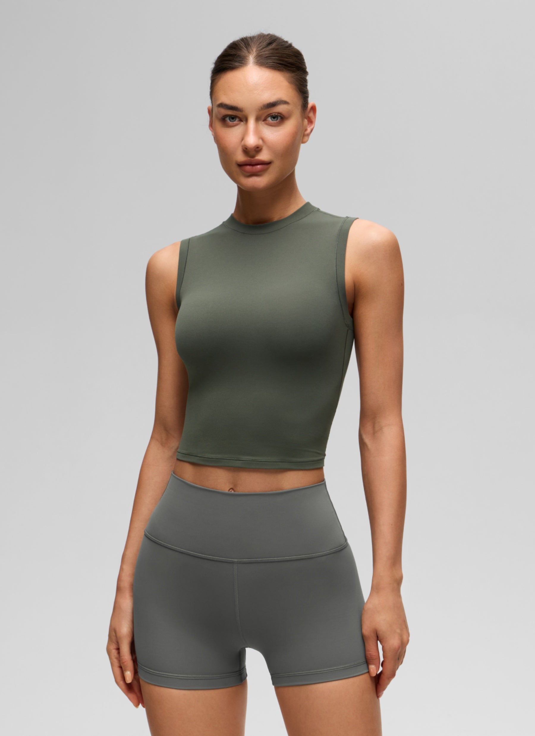 גופיית קרופ Softembrace High Neck Racerback - זית בהיר