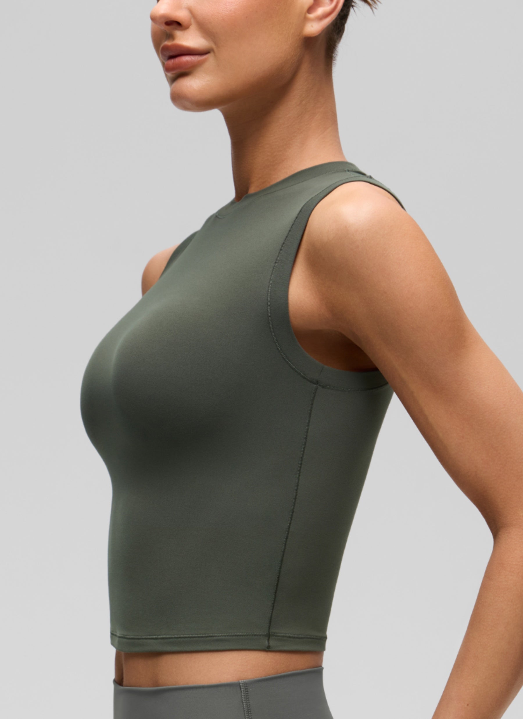 גופיית קרופ Softembrace High Neck Racerback - זית בהיר