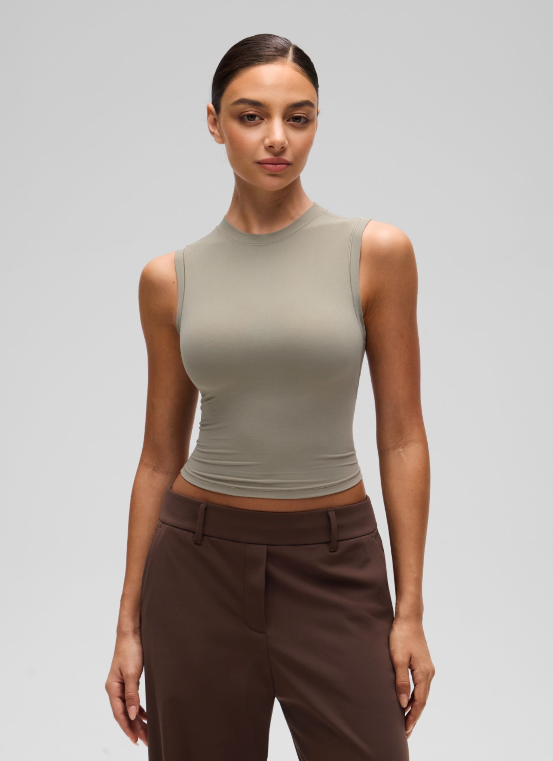 גופיית קרופ Softembrace High Neck Racerback - Warm Ash Grey