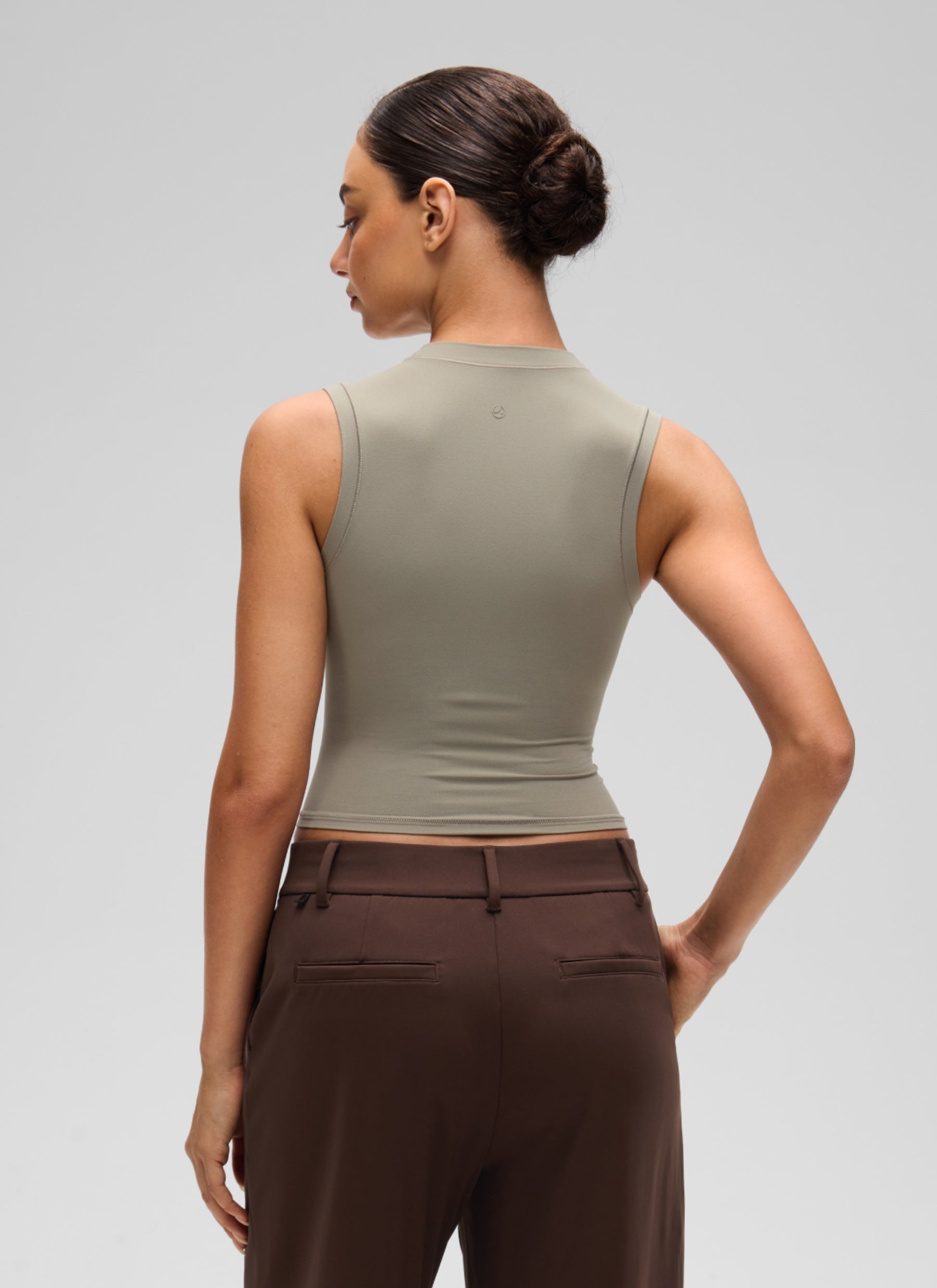 גופיית קרופ Softembrace High Neck Racerback - Warm Ash Grey