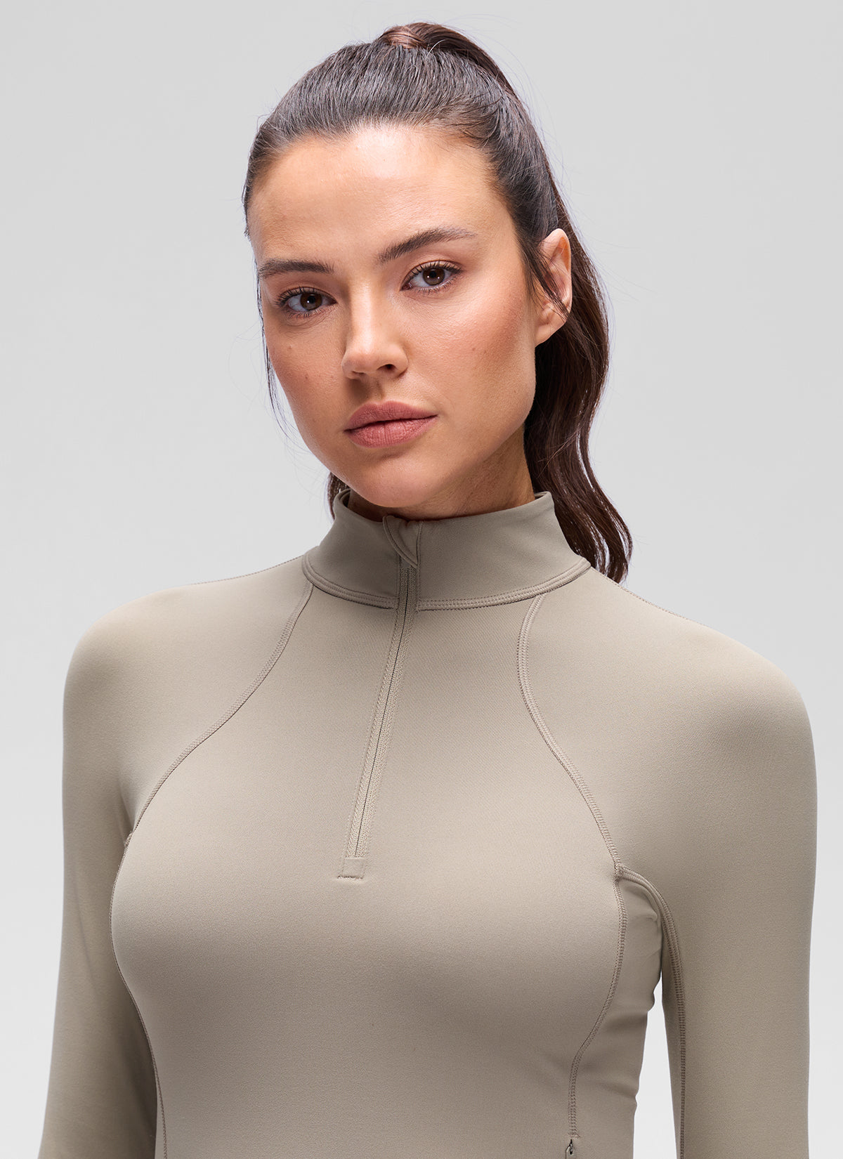 חולצת קרופ ארוכה Butterluxe עם חצי-רוכסן - Warm Ash Grey