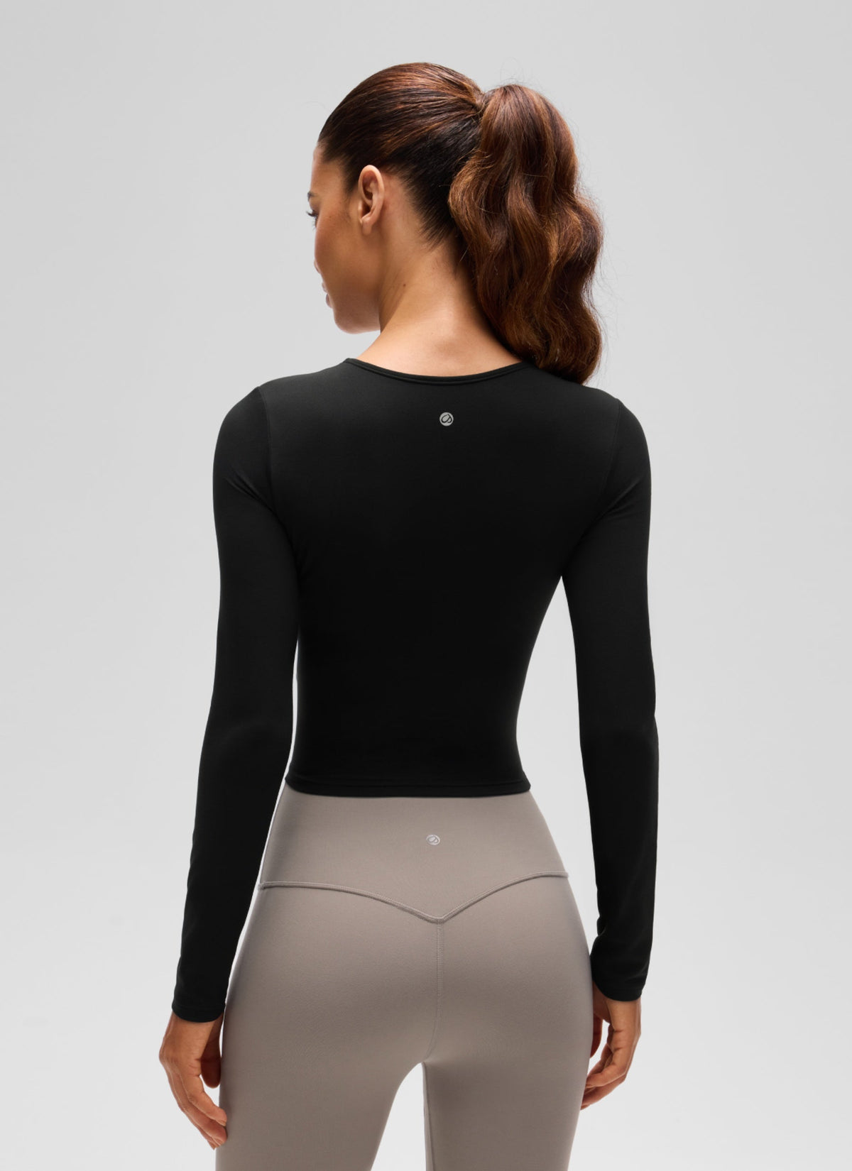 חולצת קרופ Butterluxe ארוכה עם תפר קדמי - שחור